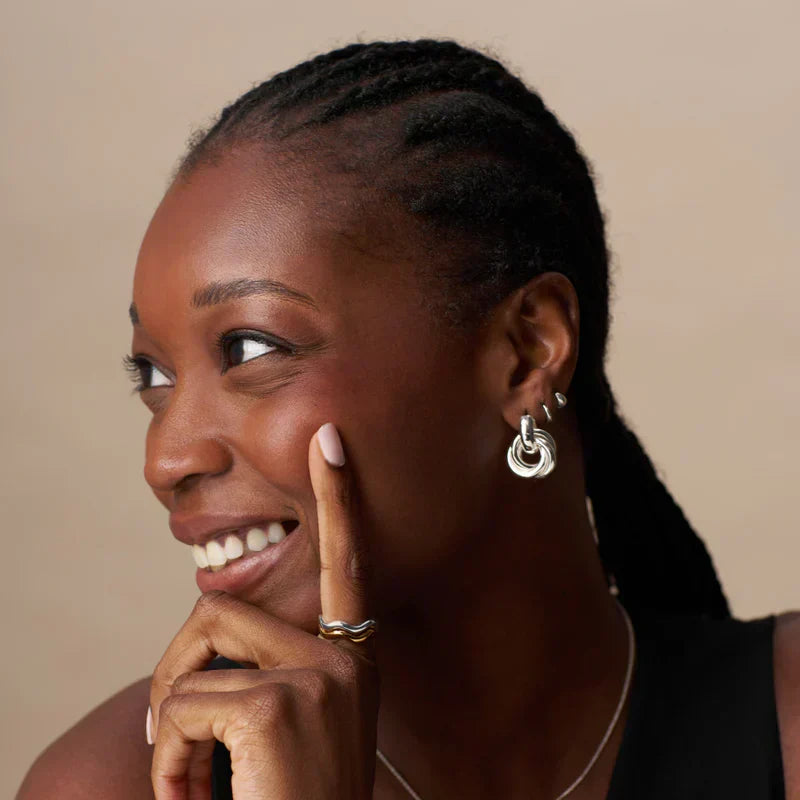 Opvallende, in elkaar verstrengelde oorbellen