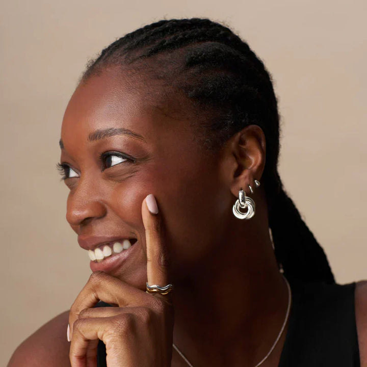 Opvallende, in elkaar verstrengelde oorbellen