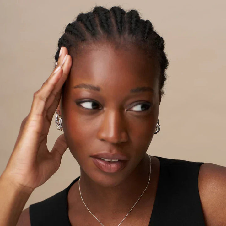 Opvallende, in elkaar verstrengelde oorbellen