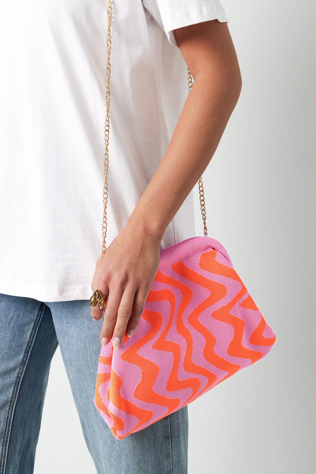Grafic beach clutch