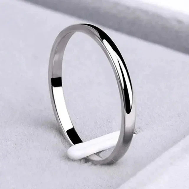 Eenvoudige minimalistische ring in goud en zilver. 