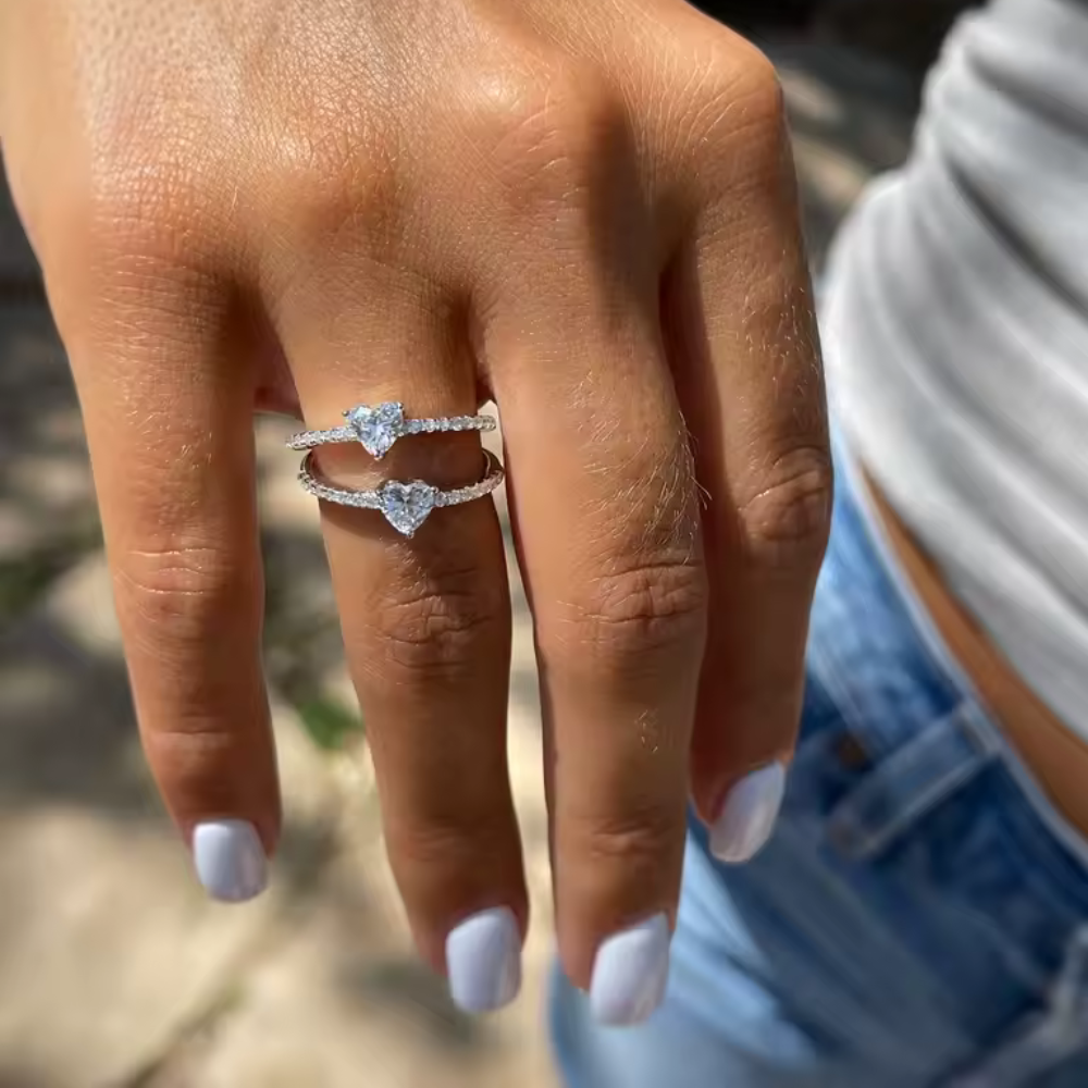 Hartvormige gouden verlovingsring met zirkonia