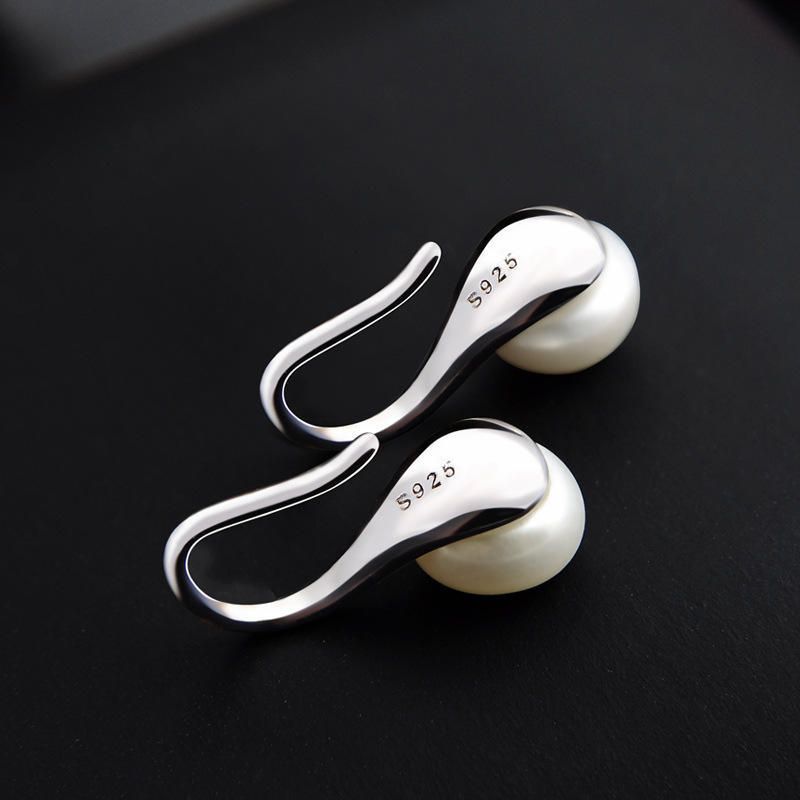 Oorbellen met schelp en parel