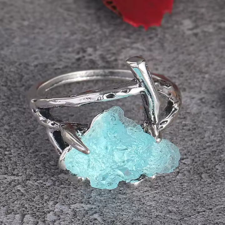 Handgemaakte ring met blauwe steen en klauwen