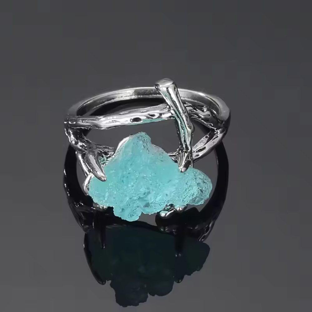 Handgemaakte ring met blauwe steen en klauwen