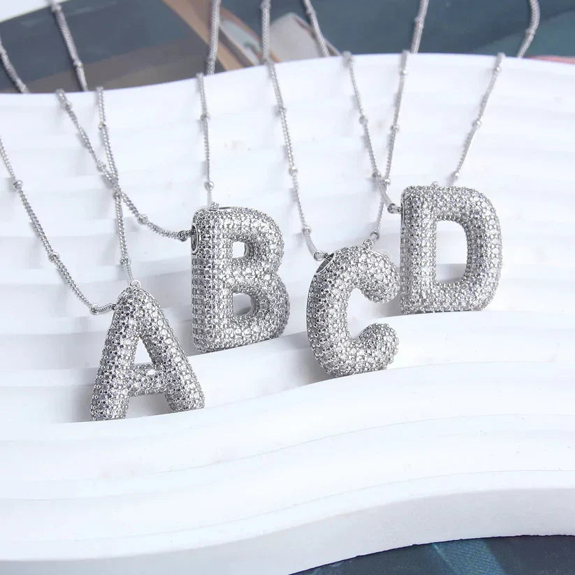 Ketting met initialen in bubbelletters