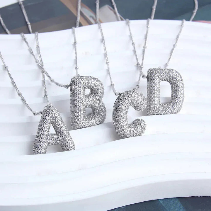 Ketting met initialen in bubbelletters