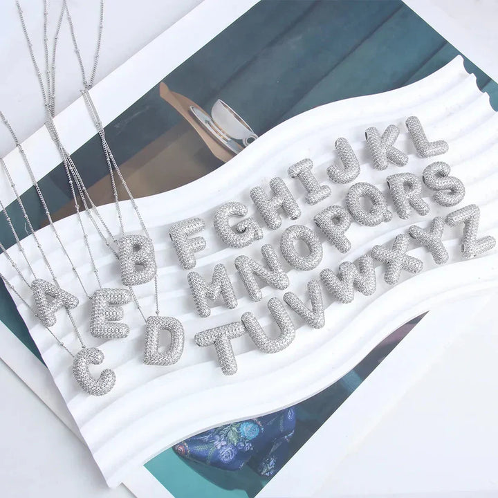 Ketting met initialen in bubbelletters