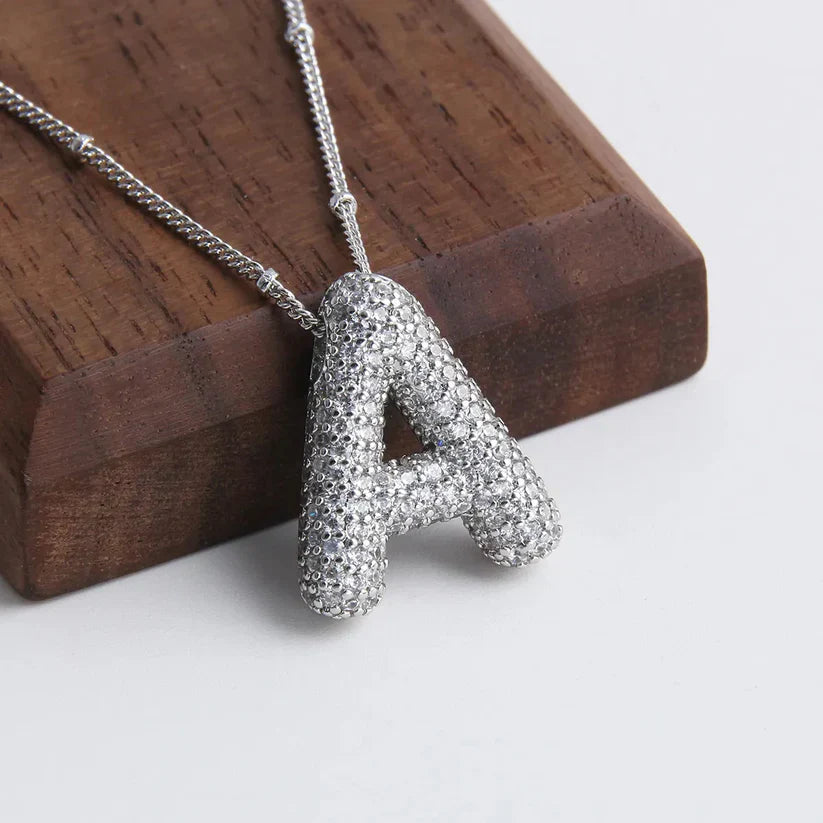 Ketting met initialen in bubbelletters