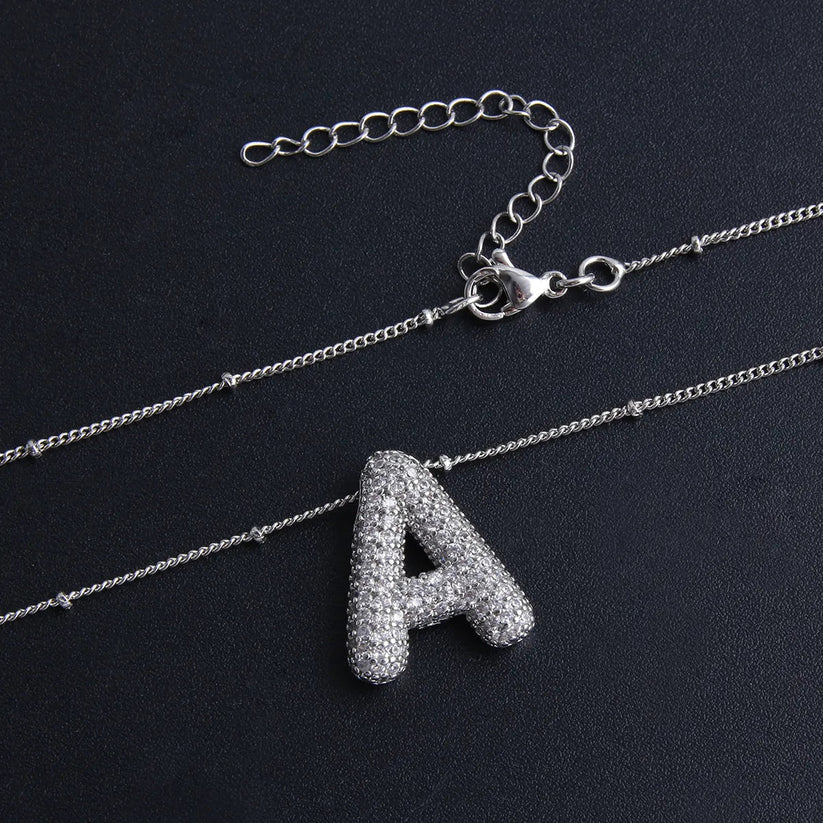 Ketting met initialen in bubbelletters
