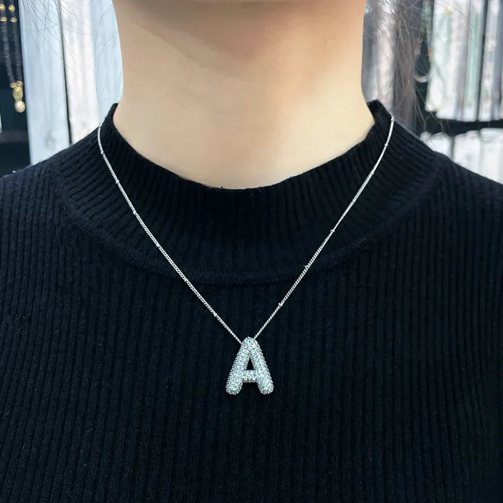 Ketting met initialen in bubbelletters